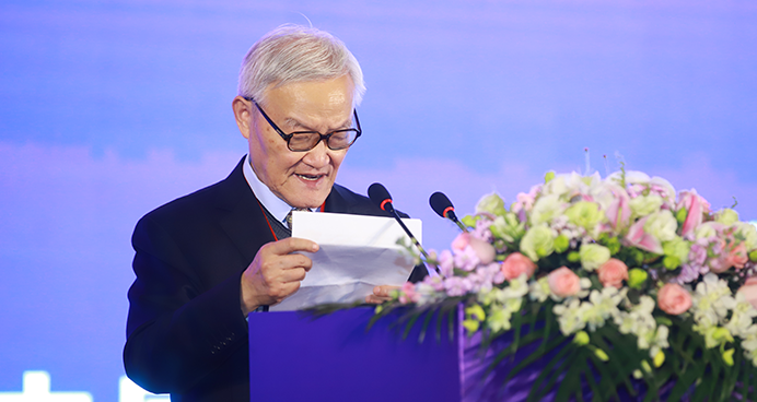 中国科学院院士陆汝钤发表获奖演讲