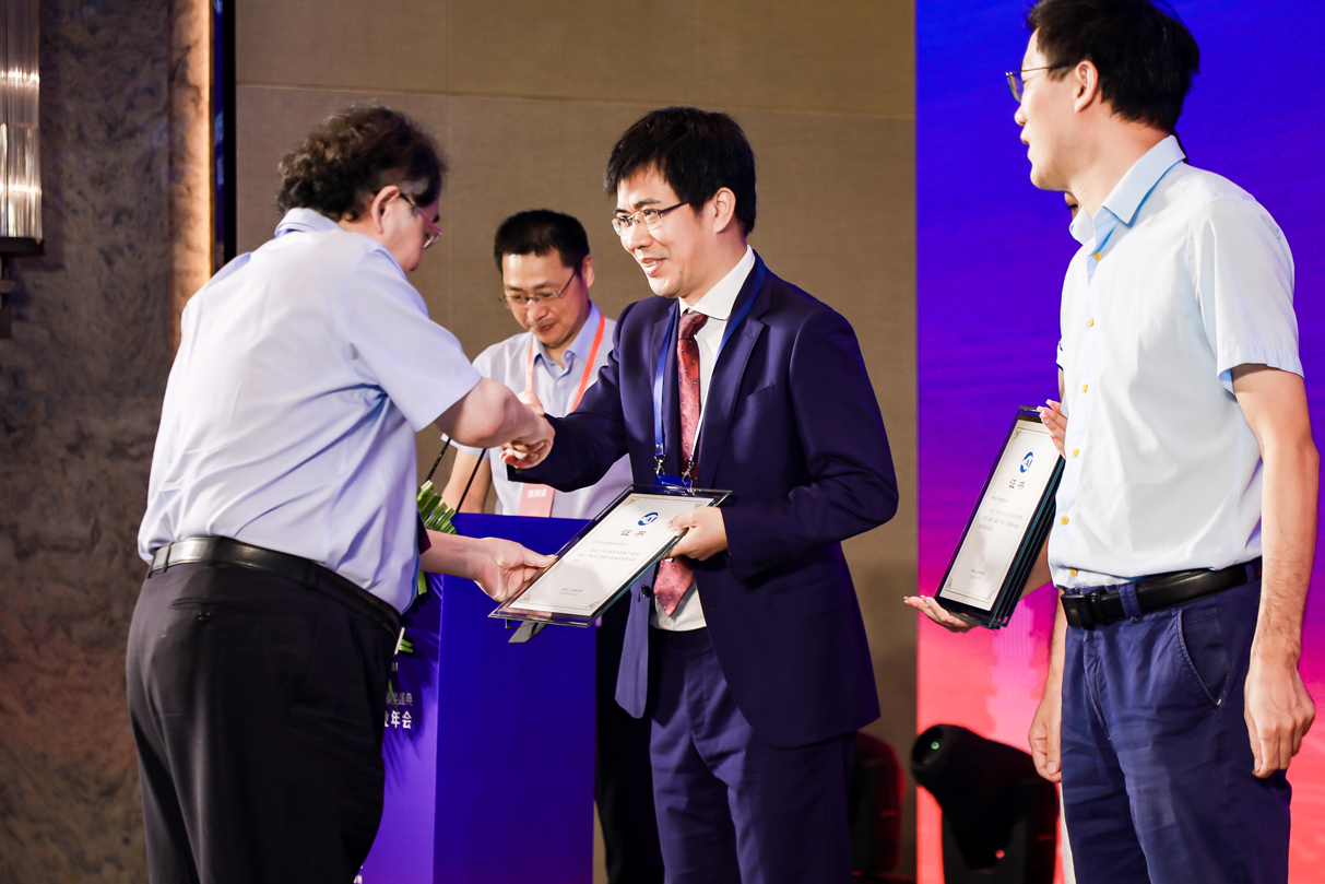 中国人工智能学会监事长、中国工程院院士蒋昌俊先生，为第一期人工智能科技成果产业项目授牌